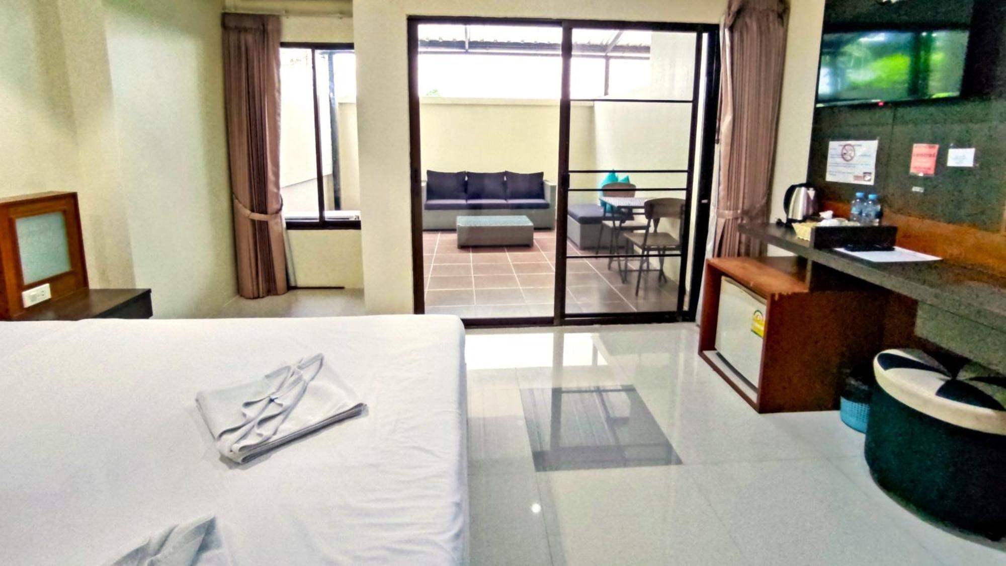 Lucky Buako Hotel Patong Exteriör bild