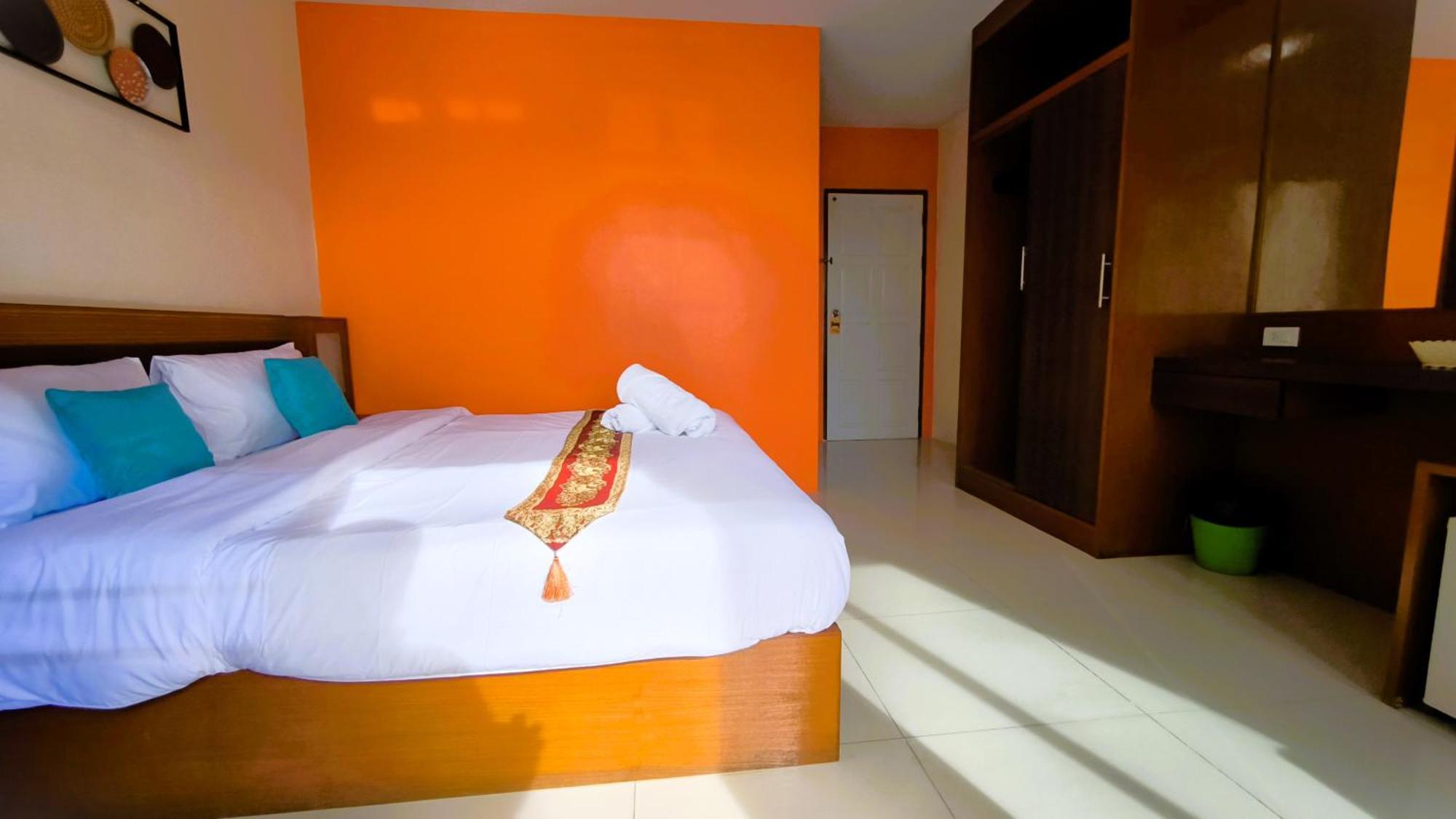 Lucky Buako Hotel Patong Exteriör bild