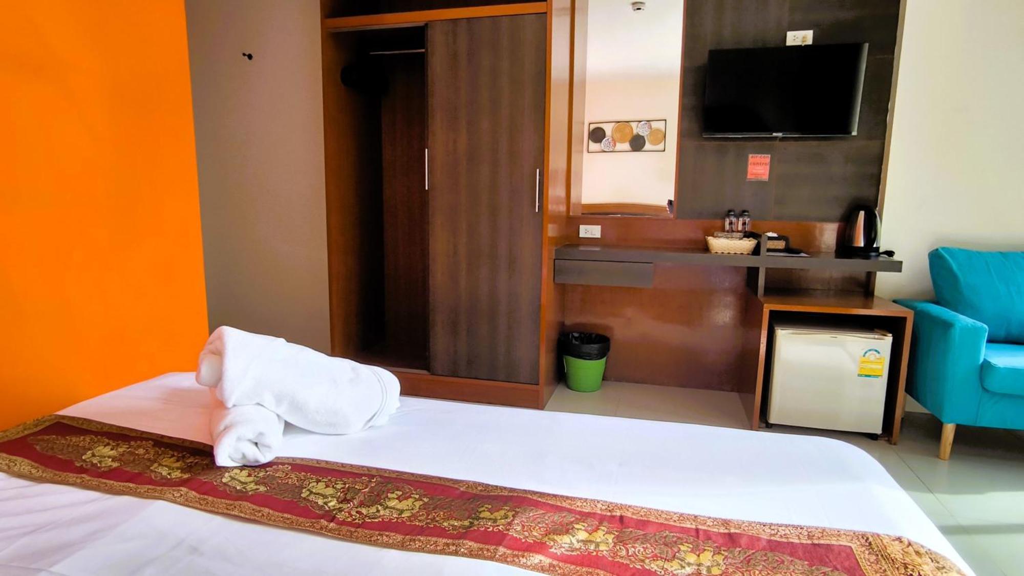 Lucky Buako Hotel Patong Exteriör bild
